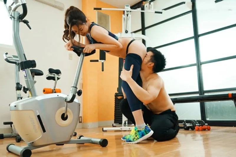 Xin ông xã đi tập gym, vợ yêu cắm sừng với anh pt