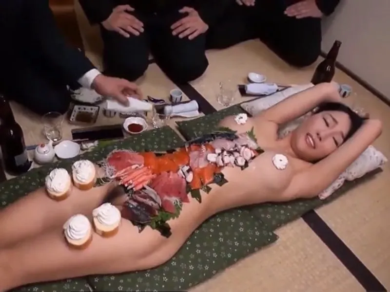 Cô sếp dâm và những anh ccu được thưởng thức đồ lạ