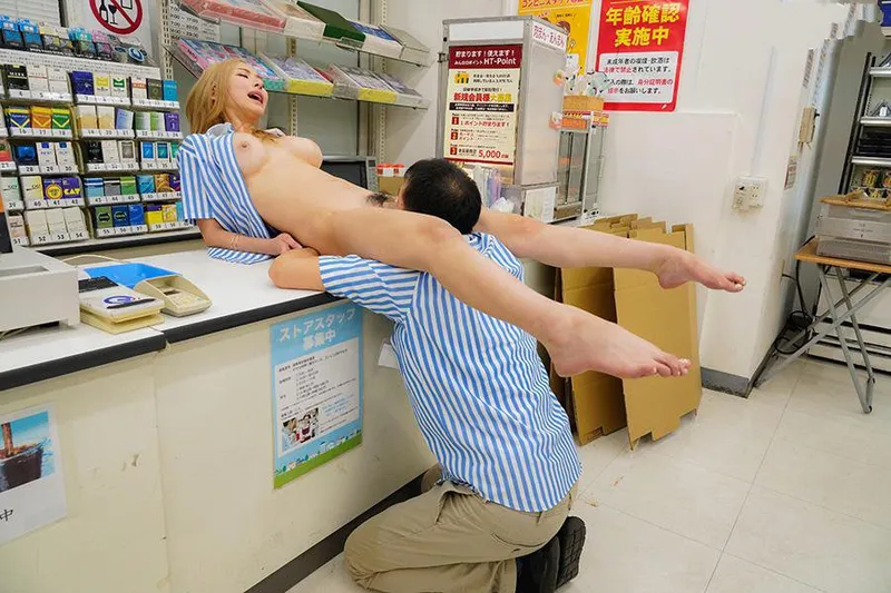 Anh quản lý tống tình công chúa ngổ ngáo của chủ cửa hàng tiện lợi