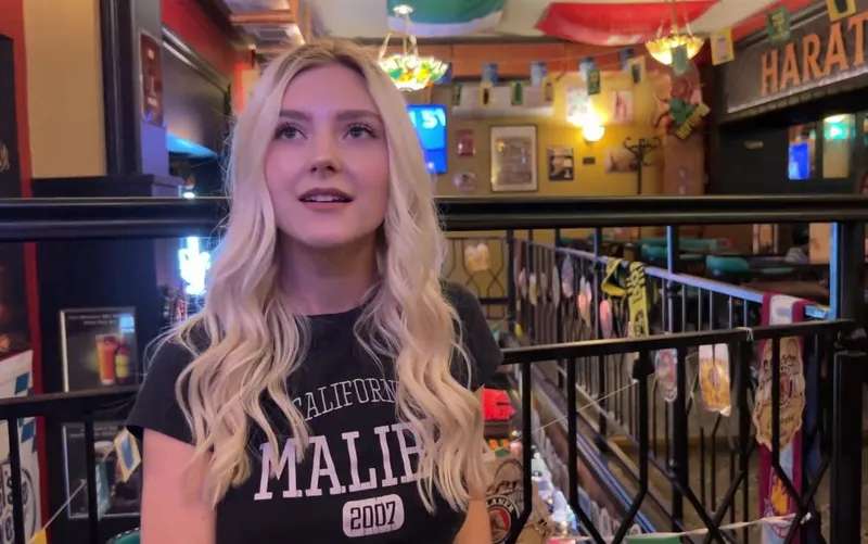 Eva elfie gạ một chàng trai may mắn ở quán bar vào toilet