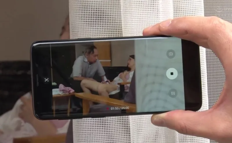 Người yêu của con trai gian díu với bố ông chồng bị gã quản lý khu phố phát hiện